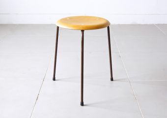 Dot stool (oak) by Arne Jacobsen