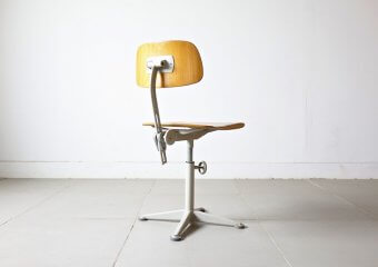 Drafting chair by Friso Kramer (white))