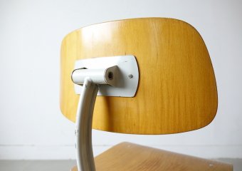 Drafting chair by Friso Kramer (white))