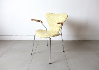 Model.3207 Seven Armchair by Arne Jacobsen