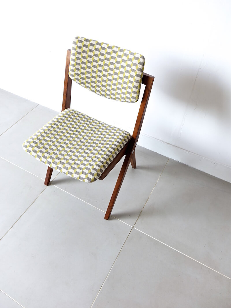 Boomerang leg chair