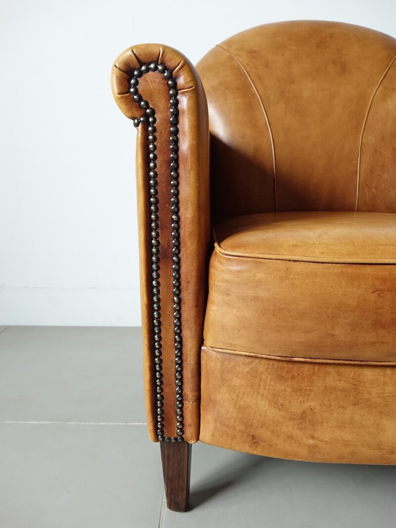 Leather-tight classic easy chair
