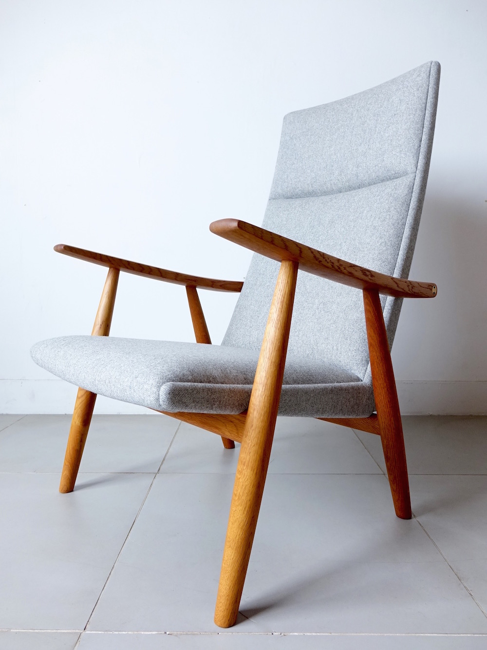 Highback chair “GE260A” by Hans J. Wegner for GETAMA - Bellbet