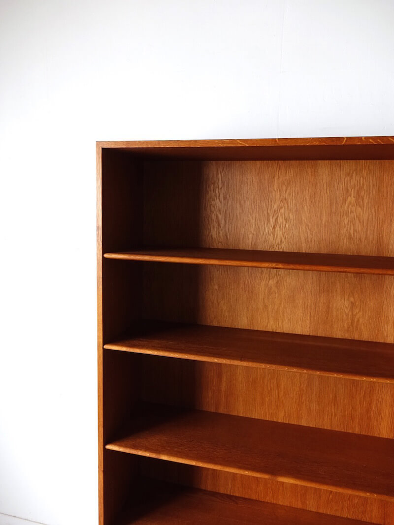 Bellbet | RY8 Bookshelf by Hans J. Wegner for RY mobler