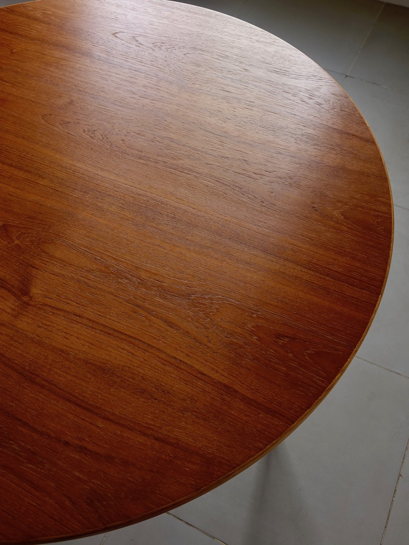 Round anonimous dining table