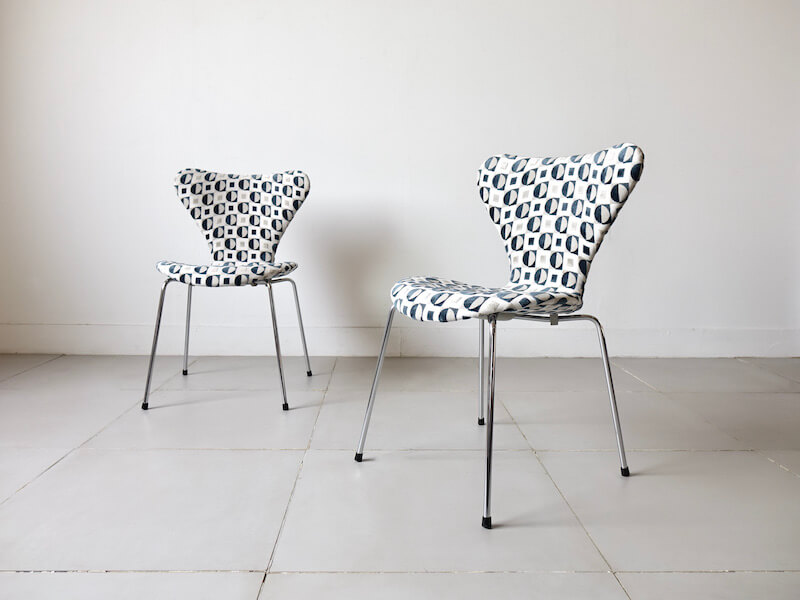 FH3107 Seven chair by Arne Jacobsen for Fritz Hansen with Guell Lamadrid