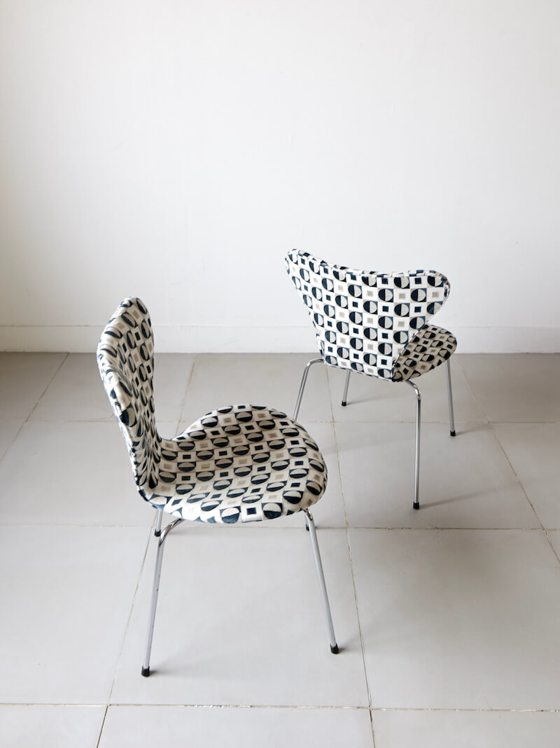 FH3107 Seven chair by Arne Jacobsen for Fritz Hansen with Guell Lamadrid