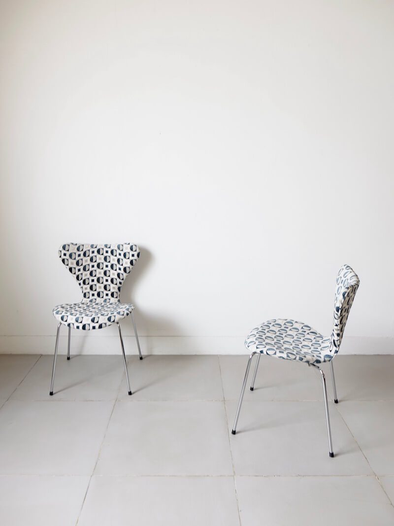 FH3107 Seven chair by Arne Jacobsen for Fritz Hansen with Guell Lamadrid