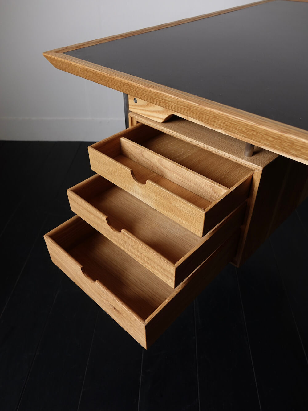 Desk Model.26 by Veronica Furniture