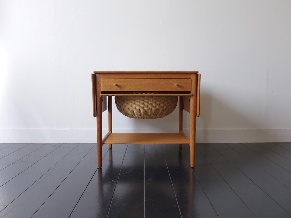 Sewing table "AT33" by Hans J.Wegner for Andreas Tuck in Oak