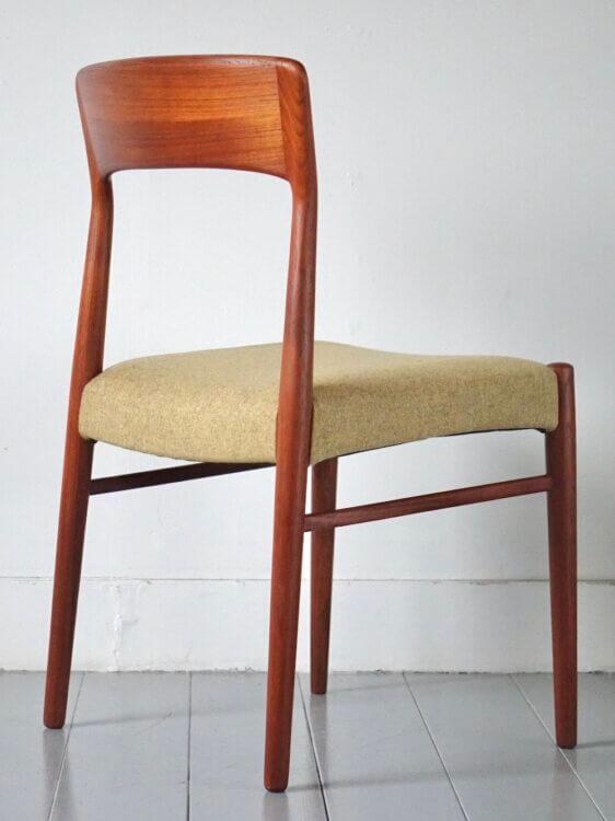 Bellbet | Dining chairs “Model.26” by Henning Kjaernulf for Korup