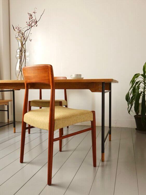 Bellbet | Dining chairs “Model.26” by Henning Kjaernulf for Korup