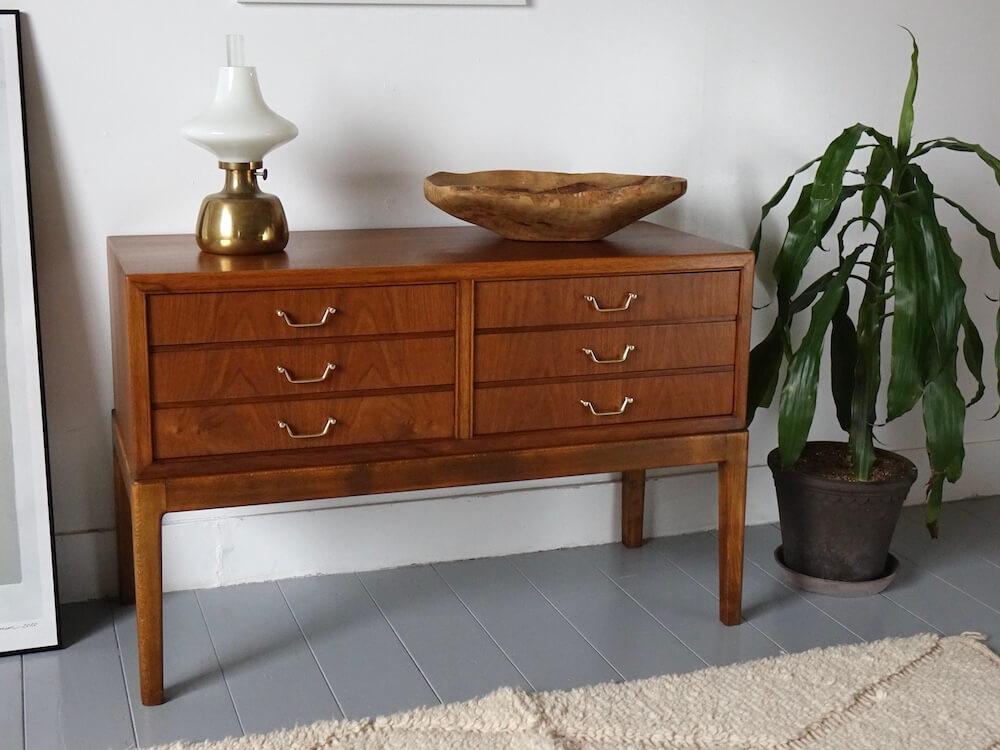 Vintage Low Chest with Mahogany Vintage Low Chest with Mahogany